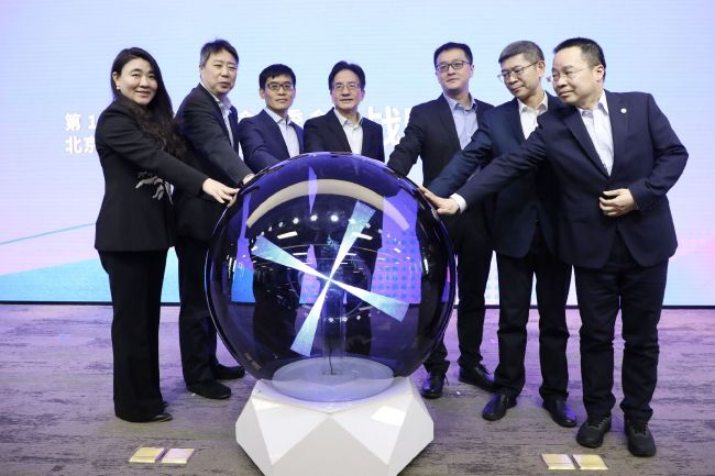 王良是王栓子的堂弟，跟骆风棠差不多年纪。